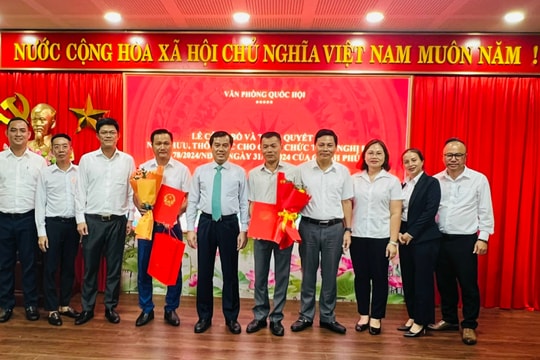 Văn phòng Quốc hội trao quyết định nghỉ hưu, thôi việc cho cán bộ, công chức