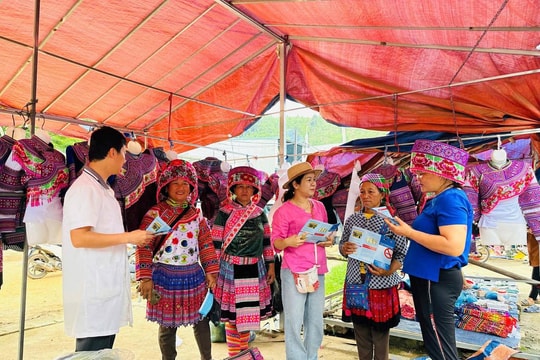 Lào Cai: Truyền thông trực tiếp về phòng, chống tác hại của thuốc lá tại chợ phiên vùng cao