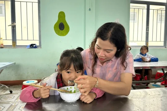 Quảng Ngãi: Học sinh vùng sâu được phục vụ bữa sáng miễn phí
