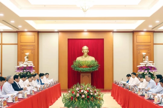 Politburo works with Standing Board of Government’s Party Committee