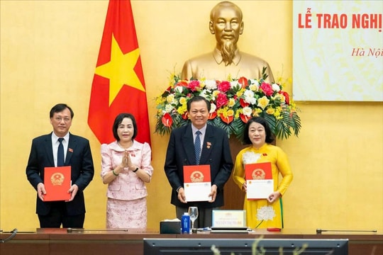 Phó Chủ tịch Quốc hội Nguyễn Thị Thanh dự Lễ trao nghị quyết về công tác cán bộ