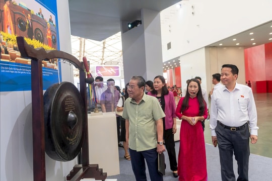 Triển lãm "Lịch sử và Sứ mệnh Quốc hội Việt Nam" thể hiện sự gần gũi giữa Quốc hội và Nhân dân