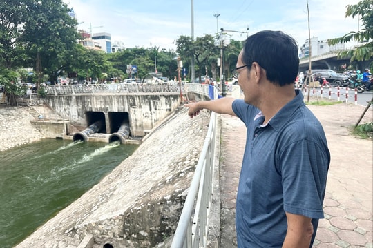 Người dân Hà Nội phấn khởi nhìn ngắm sông Tô Lịch trong xanh trở lại