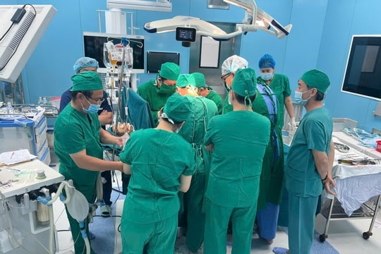 Giám đốc và nhiều bác sĩ Bệnh viện Bình Dân bay gấp ra Côn Đảo cứu người bệnh