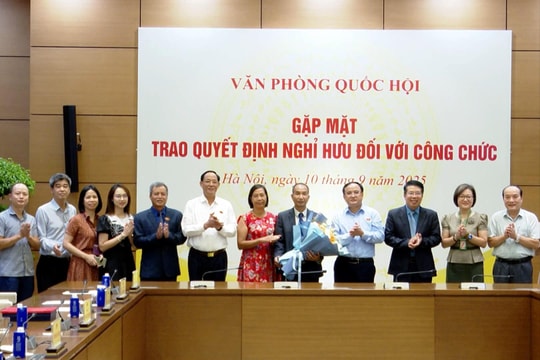 Văn phòng Quốc hội trao quyết định nghỉ hưu trước tuổi đối với Chuyên viên cao cấp Đoàn Phúc Thịnh