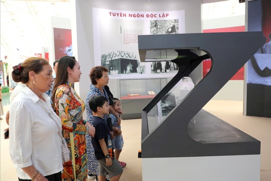 Người dân xúc động, tự hào trước những hiện vật quý về lịch sử Quốc hội