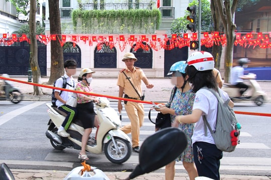 CSGT Hà Nội ra quân triển khai cao điểm xử lý học sinh vi phạm giao thông