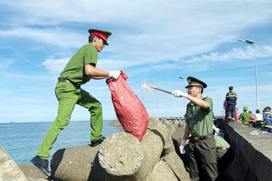 Công an An Giang ra quân giữ gìn “Đảo ngọc xanh”, không rác thải nhựa