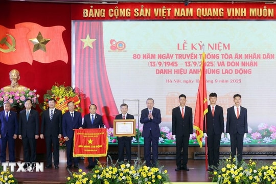 Tòa án nhân dân tối cao đón nhận Danh hiệu Anh hùng Lao động