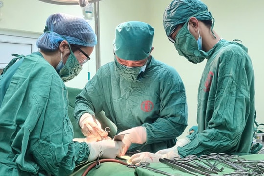 Bé gái 15 tuổi ở Quảng Ninh mắc ung thư buồng trứng hiếm gặp, bụng to bất thường