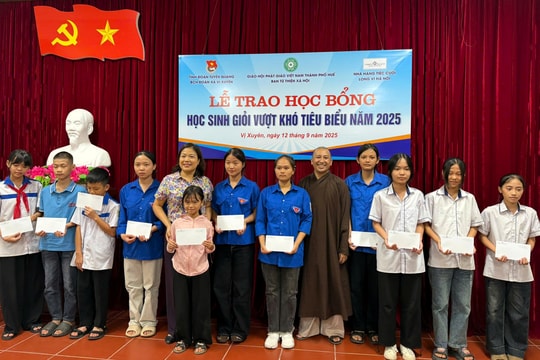 Giáo hội Phật giáo Việt Nam TP. Huế trao tặng học bổng cho học sinh Tuyên Quang