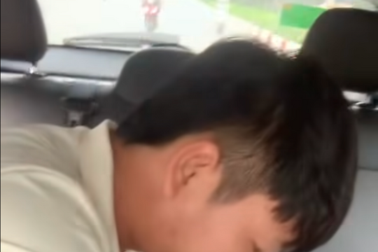 Người chồng dũng cảm đỡ đẻ cho vợ ngay trên xe taxi