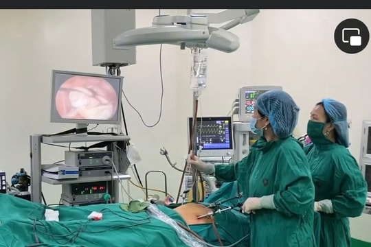 Bé gái 15 tuổi đau bụng tưởng rối loạn tiêu hóa, ai ngờ có khối u buồng trứng hiếm gặp