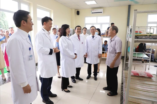 Đột phá về công tác chăm sóc, bảo vệ và nâng cao sức khỏe nhân dân