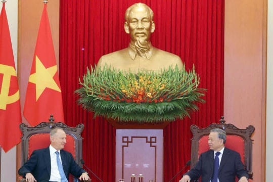Party chief receives Aide to Russian President