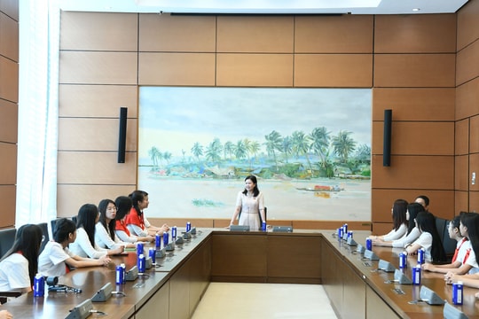 Phó Chủ nhiệm Ủy ban Pháp luật và Tư pháp Nguyễn Phương Thủy gặp mặt Đoàn học sinh Trường THCS Hạ Yên Quyết, Hà Nội