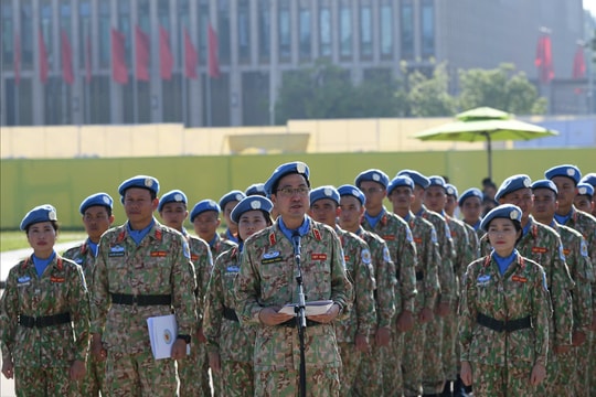 Đội Công binh số 4 vào Lăng viếng Chủ tịch Hồ Chí Minh để đi thực hiện nhiệm vụ Liên hợp quốc