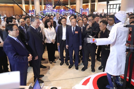 Trụ cột con người trong kỷ nguyên vươn mình của dân tộc