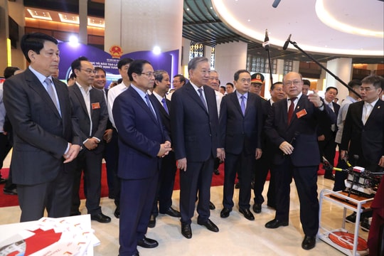 Tổng Bí thư Tô Lâm tham quan Triển lãm thành tựu nổi bật của ngành y tế và giáo dục - đào tạo