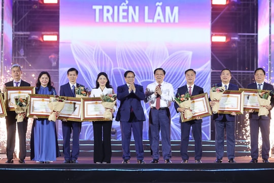 Thủ tướng Phạm Minh Chính tặng Bằng khen Bộ Xây dựng tại lễ bế mạc Triển lãm thành tựu đất nước