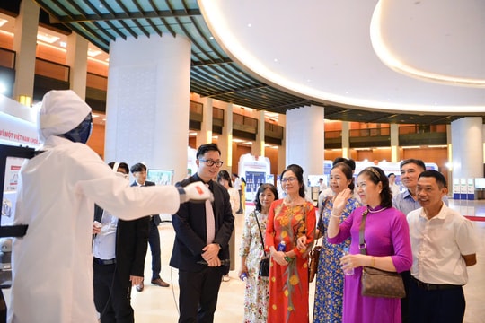 Sản phẩm, công trình nghiên cứu nổi bật trong triển lãm "Những thành tựu nổi bật của ngành y tế" tại Nhà Quốc hội