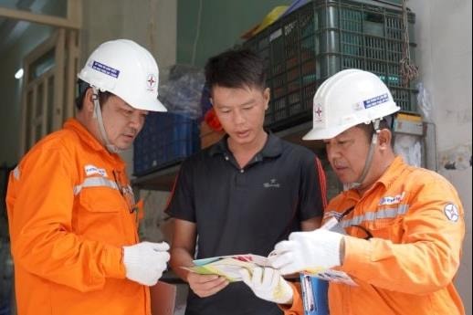 TP. Hồ Chí Minh: Gọi 1900 545454 để được hướng dẫn sử dụng điện an toàn khi sạc xe điện