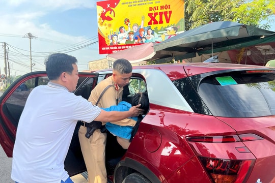 CSGT Hà Nội kịp thời sơ cứu, đưa người phụ nữ bất tỉnh đi cấp cứu an toàn