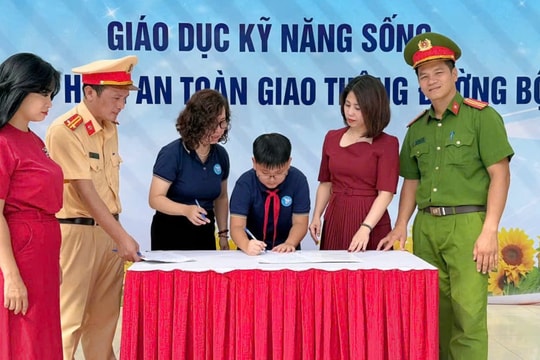CSGT Hà Nội đẩy mạnh tuyên truyền, xây dựng văn hóa giao thông ngay từ cổng trường