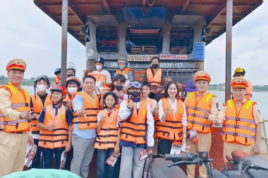 Bảo đảm an toàn giao thông đường thủy cho học sinh đến trường