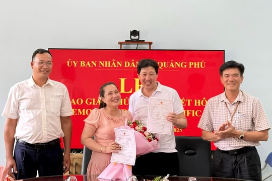 Đắk Lắk: Trao Giấy chứng nhận kết hôn có yếu tố nước ngoài tại xã Quảng Phú