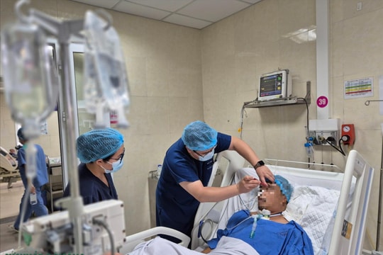 Thứ trưởng Bộ Y tế cứu người gặp tai nạn trên cầu Nhật Tân