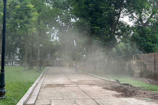Người dân tập thể dục ở Công viên Bách Thảo “hít no bụi” vì hàng loạt chiếc máy thổi lá công suất lớn