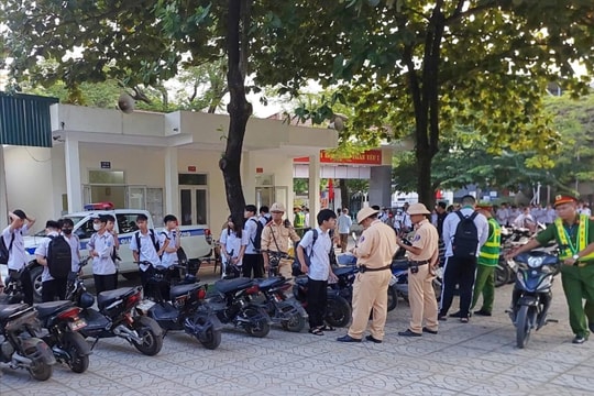 Hà Nội: CSGT kiểm tra đột xuất 2 điểm trường, xử lý hàng chục học sinh vi phạm
