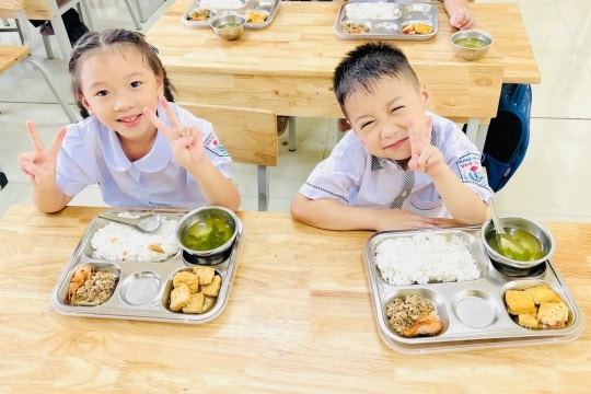 Chủ tịch UBND TP Hà Nội yêu cầu tăng cường bảo đảm bữa ăn bán trú cho học sinh