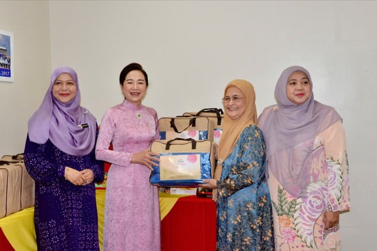 Phu nhân Chủ tịch Quốc hội Trần Thanh Mẫn thăm Trung tâm hỗ trợ trẻ em tự kỷ tại Malaysia