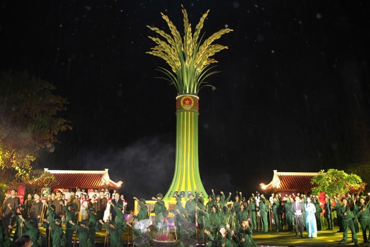 Lời tri ân bên dòng sông hoa lửa