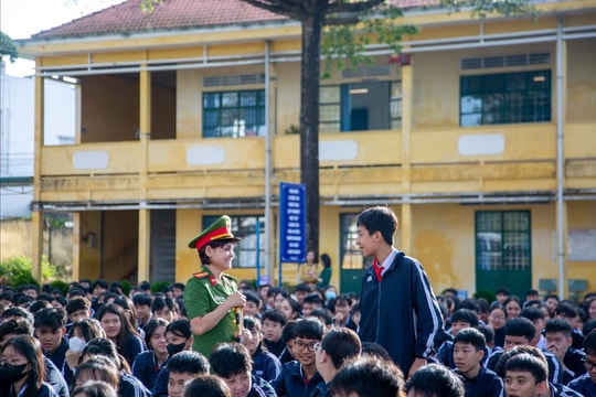 Công an cơ sở đẩy mạnh tuyên truyền pháp luật cho học sinh