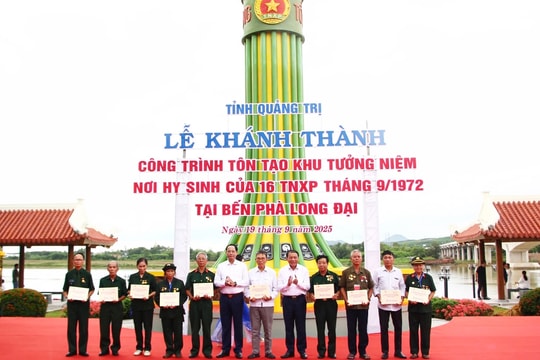 Phó Chủ tịch Quốc hội, Thượng tướng Trần Quang Phương dự Lễ khánh thành Khu tưởng niệm Thanh niên xung phong hy sinh tại Bến phà Long Đại