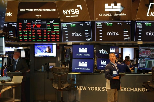Chứng khoán Mỹ lập kỷ lục trong khi giá dầu sụt giảm