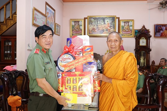 Giám đốc Công an tỉnh An Giang thăm, tặng quà các chùa nhân dịp lễ Sen Dolta