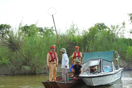 Hà Nội: Xử lý nghiêm hành vi đánh bắt cá bằng kích điện trên sông Hồng