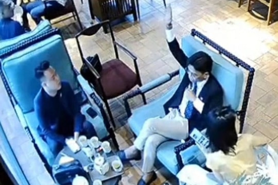 Hà Nội: Bắt khẩn cấp một người trong vụ hành hung nhân viên quán cà phê