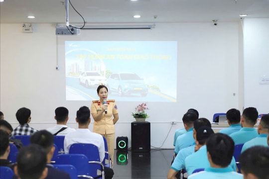 CSGT Hà Nội tập huấn pháp luật giao thông cho tài xế Xanh SM