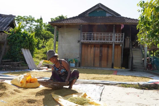 Nâng chuẩn thu nhập, bổ sung tiêu chí thiếu hụt dịch vụ cơ bản