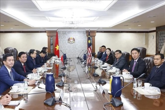 Top Vietnamese legislator holds talks with Speaker of Malaysian House of Representatives