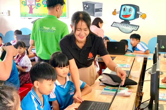 Đắk Lắk: Trao tặng phòng Tin học cho Trường Tiểu học Nguyễn Chí Thanh