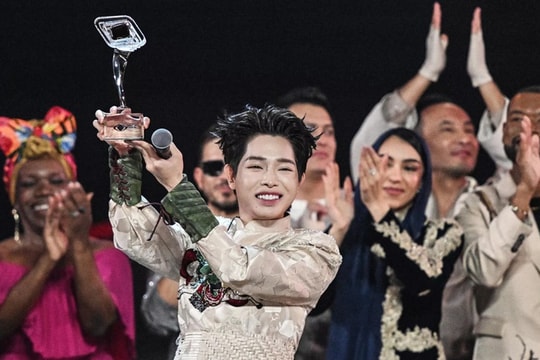 Thủ tướng gửi thư biểu dương ca sĩ Đức Phúc giành ngôi Quán quân Intervision 2025