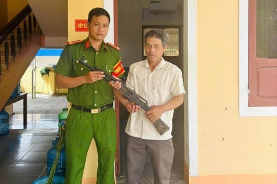 Nông dân nộp súng AK nhặt được khi làm đồng