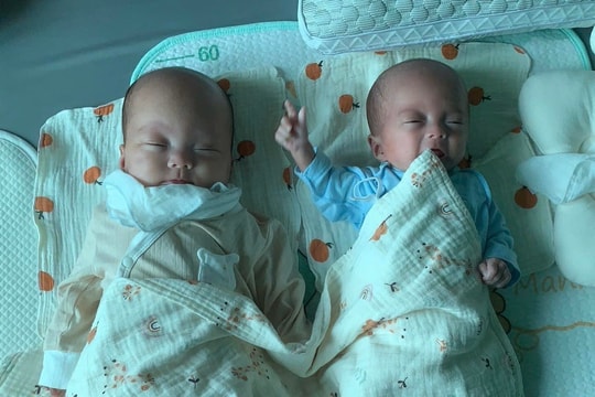 Cuộc chiến nghẹt thở giành sự sống cho cặp song thai chung một bánh rau, hai buồng ối