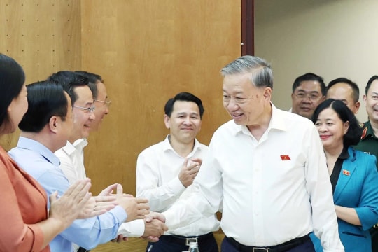 Party chief meets with voters in Hanoi